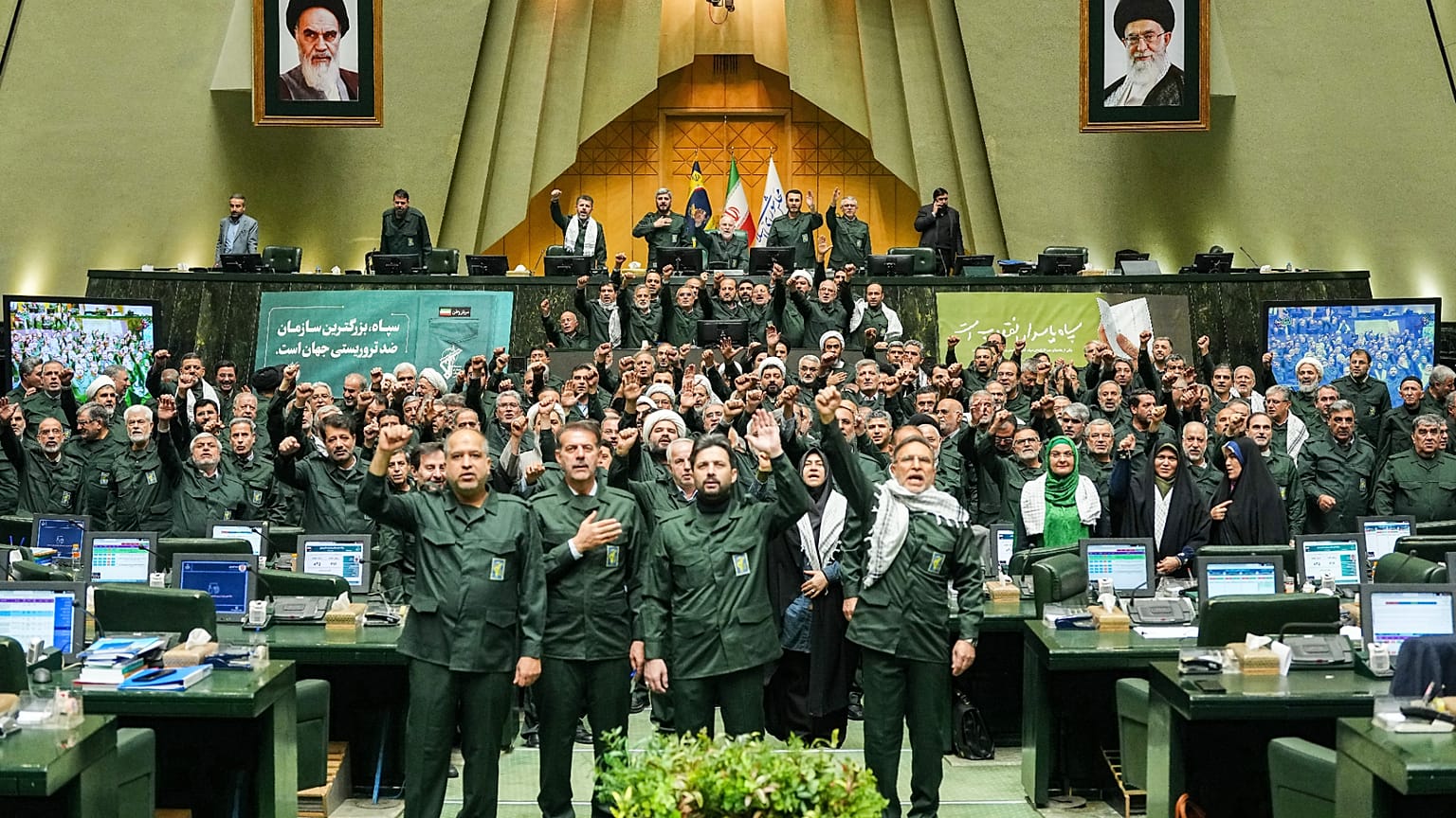 نواب إيرانيون يرتدون زي الحرس الثوري ويرددون شعارات داخل البرلمان في طهران، 1 فبراير/شباط 2026.