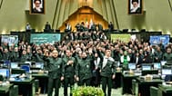 نواب إيرانيون يرتدون زي الحرس الثوري ويرددون شعارات داخل البرلمان في طهران، 1 فبراير/شباط 2026.