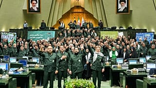 نواب إيرانيون يرتدون زي الحرس الثوري ويرددون شعارات داخل البرلمان في طهران، 1 فبراير/شباط 2026.