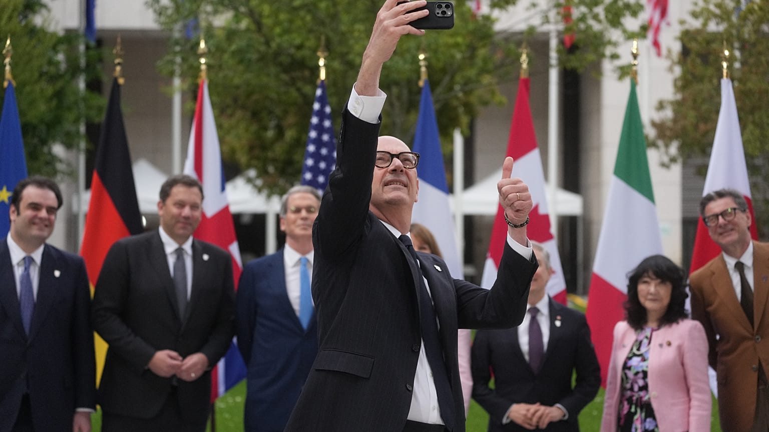 Frankreichs Finanzminister Roland Lescure macht ein Selfie. G7-Finanzminister und Notenbankchefs posieren beim G7-Finanztreffen in Paris fürs Familienfoto.