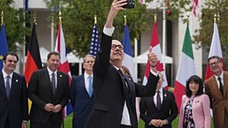 Frankreichs Finanzminister Roland Lescure macht ein Selfie. G7-Finanzminister und Notenbankchefs posieren beim G7-Finanztreffen in Paris fürs Familienfoto.