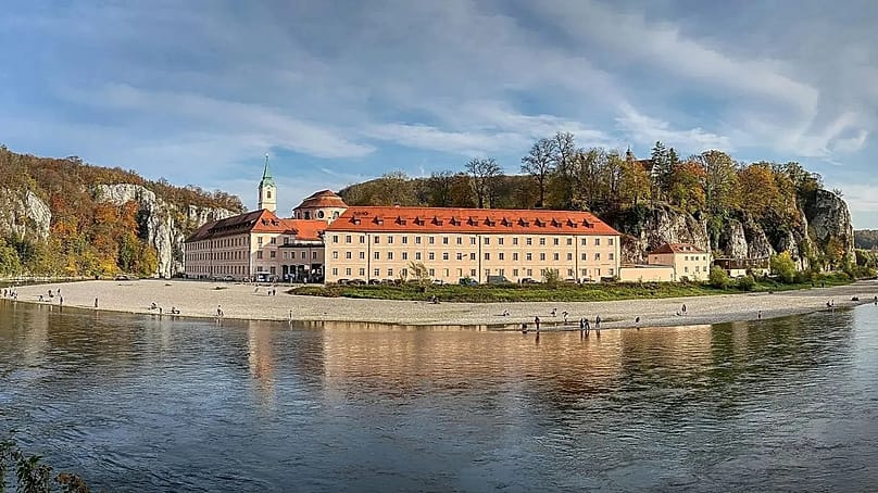 Das Kloster Weltenburg liegt oberhalb des Donaudurchbruchs idyllisch direkt am Wasser.