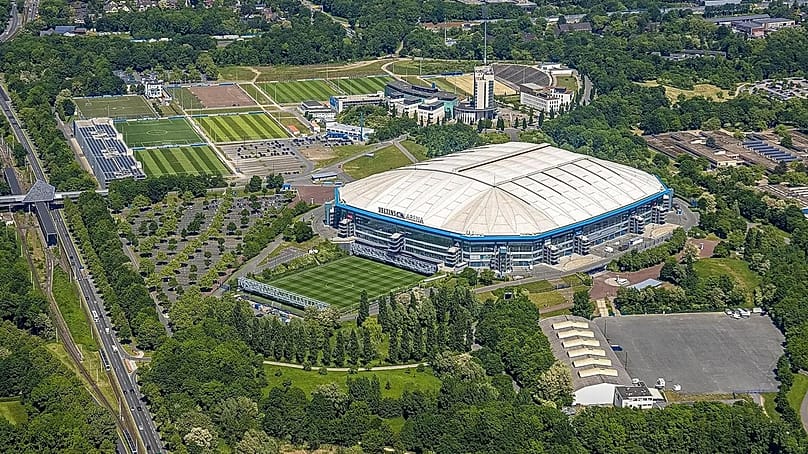 Die Veltins-Arena von Oben. Unterirdisch verbergen sich mehrere Kilometer Edelstahlleitungen: Die Bier-Pipeline.