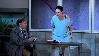 Scena spektaklu "Otwórz oczy". Anna Cieślak (po prawej), grająca postać Czytelniczki, 19 maja 2026 roku.