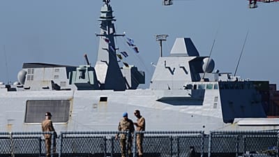 Une frégate française entre dans le port, suivie par des marins à bord du navire allemand de la FINUL, le FGS Nordrhein-Westfalen, à Limassol, à Chypre, le mardi 10 mars 2026.
