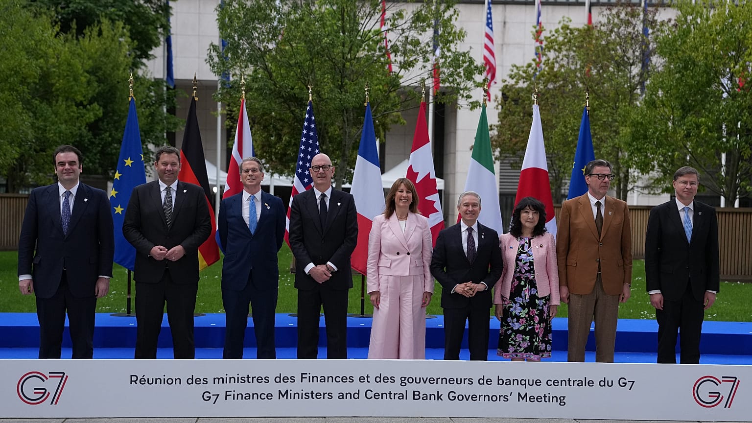 Les ministres des Finances posent pour une photo de famille lors de la réunion des ministres des Finances du G7 à Paris, le lundi 18 mai 2026