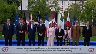 Les ministres des Finances posent pour une photo de famille lors de la réunion des ministres des Finances du G7 à Paris, le lundi 18 mai 2026
