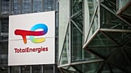 ARCHIV: Schild des französischen Energiekonzerns TotalEnergies am Firmensitz im Geschäftsviertel La Défense bei Paris, aufgenommen am 21. März 2025.