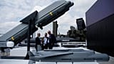 I visitatori osservano i missili del gruppo MBDA durante il Salone dell'Aeronautica di Parigi a Le Bourget, a nord di Parigi, in Francia, lunedì 19 giugno 2023
