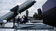 I visitatori osservano i missili del gruppo MBDA durante il Salone dell'Aeronautica di Parigi a Le Bourget, a nord di Parigi, in Francia, lunedì 19 giugno 2023