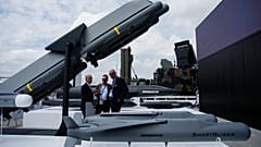 I visitatori osservano i missili del gruppo MBDA durante il Salone dell'Aeronautica di Parigi a Le Bourget, a nord di Parigi, in Francia, lunedì 19 giugno 2023