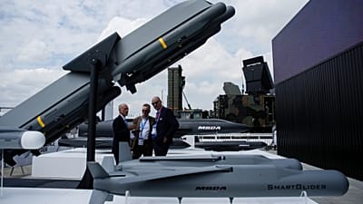 I visitatori osservano i missili del gruppo MBDA durante il Salone dell'Aeronautica di Parigi a Le Bourget, a nord di Parigi, in Francia, lunedì 19 giugno 2023