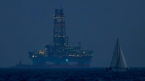 Архив: в водах у берегов кипрского города Лимасол видна офшорная буровая платформа, 5 июля 2020 года.