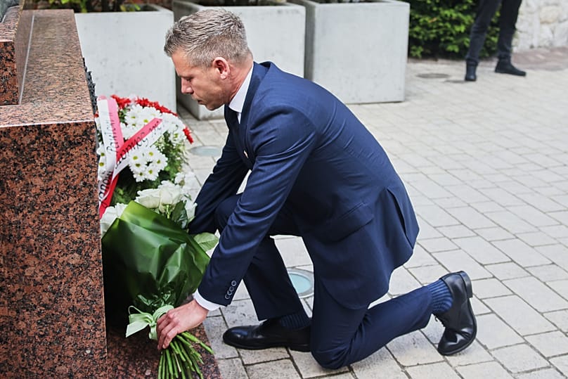 Premier Węgier Peter Magyar składa kwiaty pod pomnikiem zmarłego papieża Jana Pawła II w katedrze na Wawelu podczas wizyty w Krakowie w Polsce, we wtorek 19 maja 2026 roku.