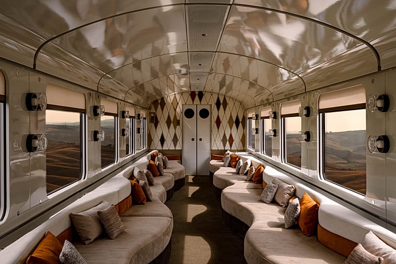 Il treno di design consente ai passeggeri di ammirare gli straordinari paesaggi lungo il percorso 