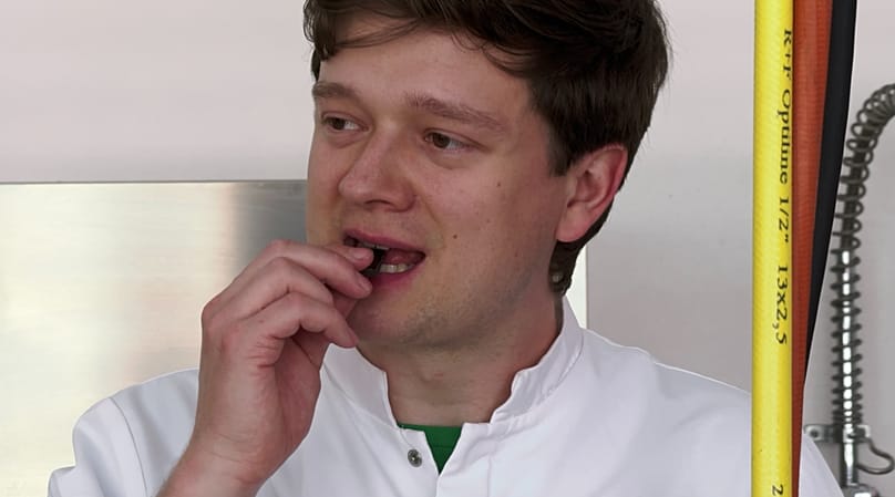Szef kuchni i badacz żywności Lukas Göldner próbuje produktu