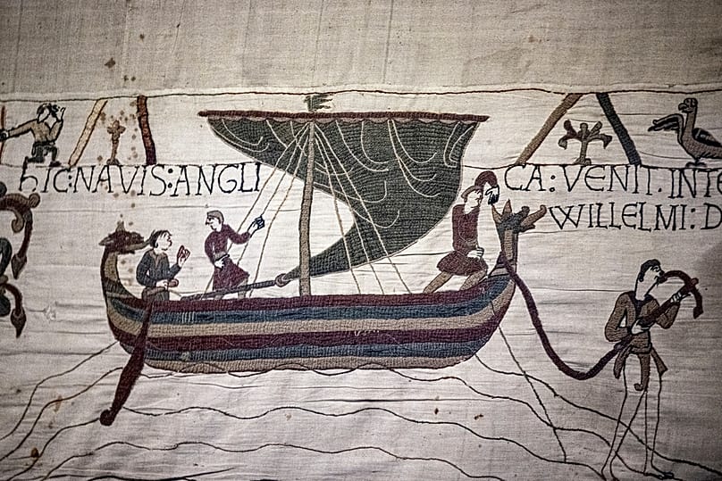 Un détail de la Tapisserie de Bayeux avant son transfert au British Museum, au Musée de la Tapisserie de Bayeux, à Bayeux, dans le nord-ouest de la France, 18 septembre 2025
