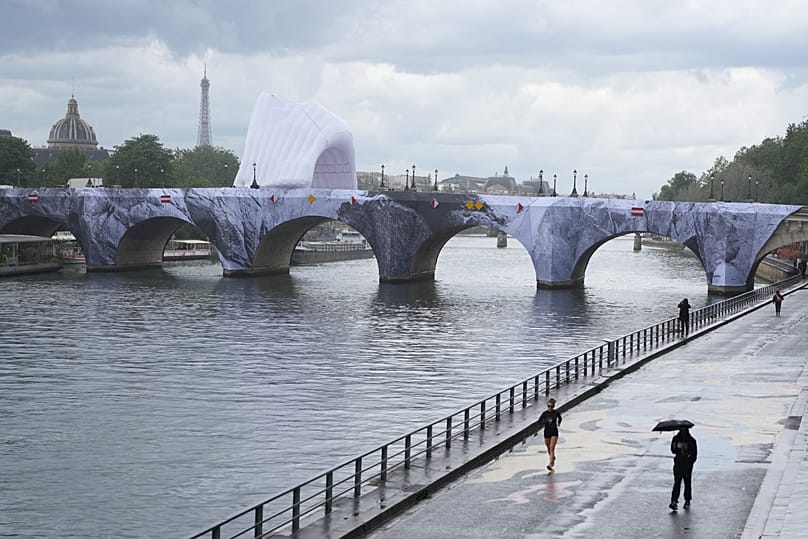 Le Pont Neuf Nouveau Emball L artiste JR Met En Place Son uvre Le Pont Neuf Nouveau Emball L artiste JR Met En Place Son uvre