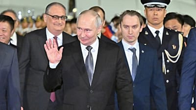 Şinhua Haber Ajansı tarafından servis edilen bu fotoğrafta, Rusya Devlet Başkanı Vladimir Putin 19 Mayıs 2026 Salı günü Pekin’e devlet ziyareti için geliyor.
