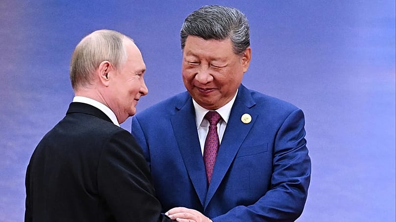 ARCHIV: Russlands Präsident Wladimir Putin, links, und Chinas Präsident Xi Jinping begrüßen sich am 31. August 2025 in Tianjin, China