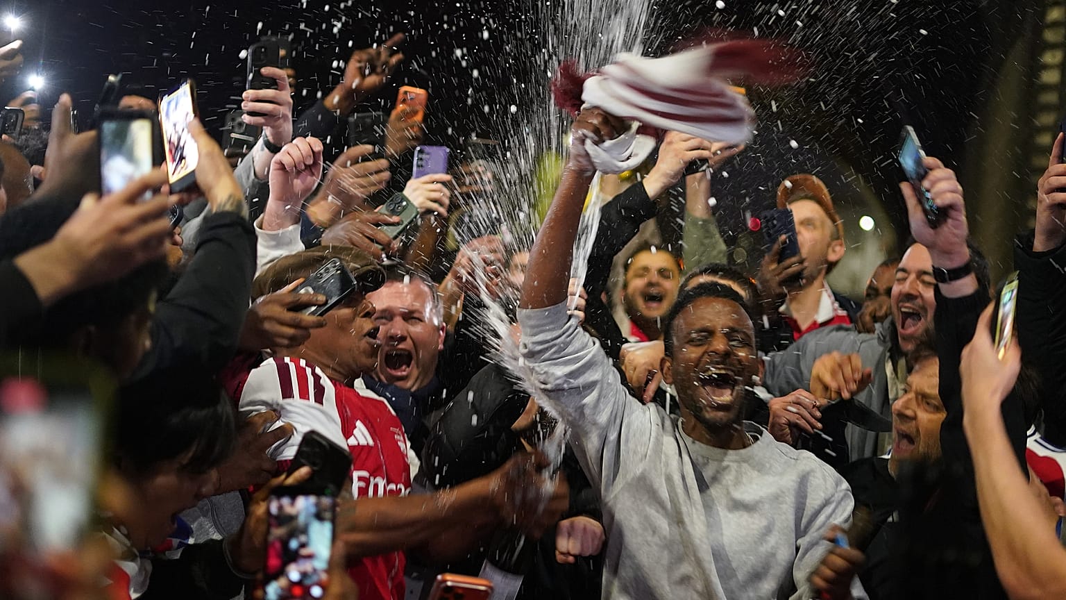 Arsenal taraftarları, Arsenal futbol takımının Londra'da 19 Mayıs 2026 Salı günü Premier Lig şampiyonluğunu kazanmasının ardından stadyumda kutlama yaptı.