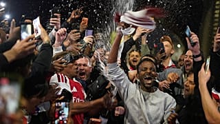 Arsenal-Fans versammeln sich im Arsenal-Stadion in London, um den Gewinn der Premier-League-Meisterschaft zu feiern. Dienstag, 19. Mai 2026.