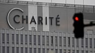 Eine Ampel zeigt Rot vor dem Charité-Krankenhaus in Berlin, Deutschland, am Donnerstag, den 27. Januar 2022.