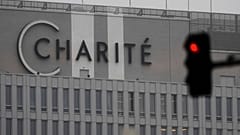 Eine Ampel zeigt Rot vor dem Charité-Krankenhaus in Berlin, Deutschland, am Donnerstag, den 27. Januar 2022.