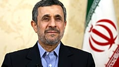 الرئيس الإيراني الأسبق محمود أحمدي نجاد في مكتبه بطهران، في 15 أبريل/نيسان 2017.