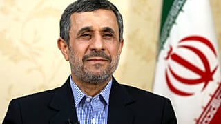 الرئيس الإيراني الأسبق محمود أحمدي نجاد في مكتبه بطهران، في 15 أبريل/نيسان 2017.