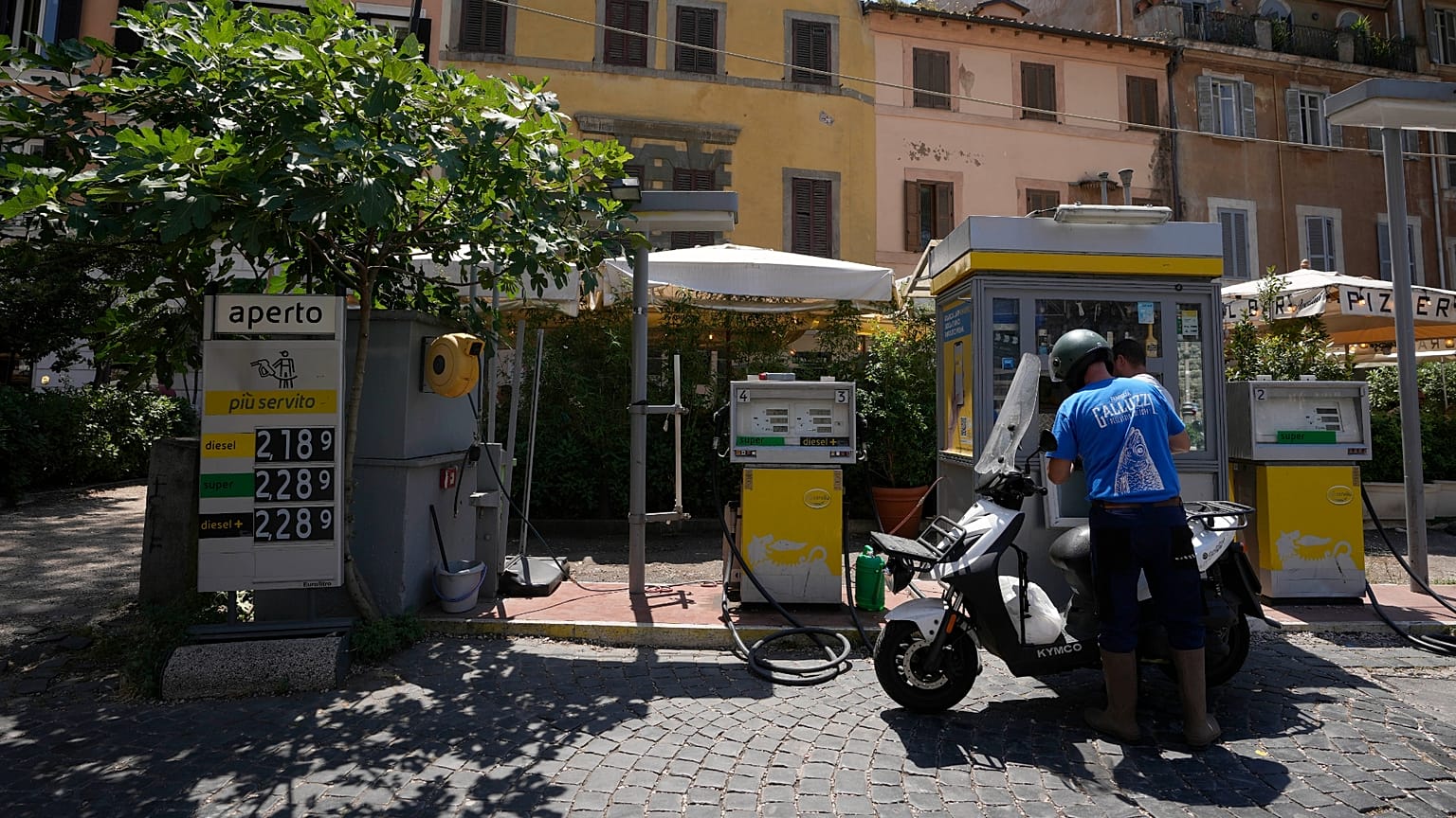 Pompa di benzina, Roma, 2022, foto d'archivio