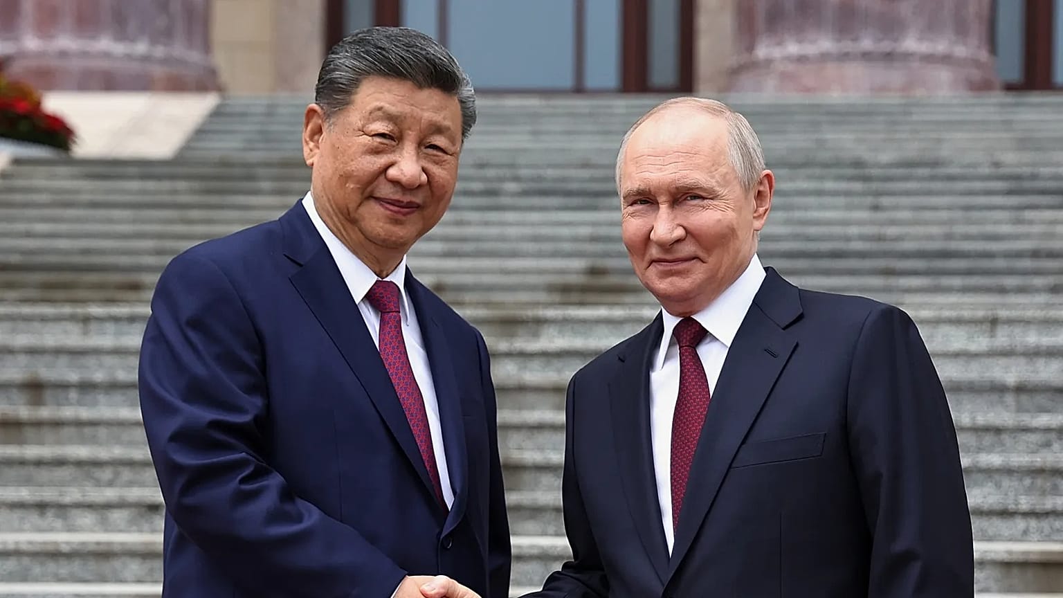 Russlands Präsident Wladimir Putin und Chinas Staatschef Xi Jinping schütteln sich am Mittwoch, 20. Mai 2026, in Peking, China, die Hand.