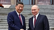 O Presidente russo, Vladimir Putin, e o Presidente chinês, Xi Jinping, apertam as mãos em Pequim, China, quarta-feira, 20 de maio de 2026