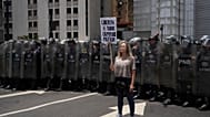 Una mujer sostiene un cartel en una protesta que exige justicia para la familia de Carmen Navas, un día después de su muerte en Caracas, Venezuela, el lunes 18 de mayo de 2026