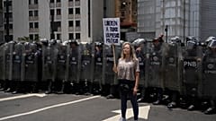 Eine Frau hält bei einem Protest in Caracas, Venezuela, ein Plakat für Gerechtigkeit für die Familie von Carmen Navas, einen Tag nach deren Tod am achtzehnten Mai 2026