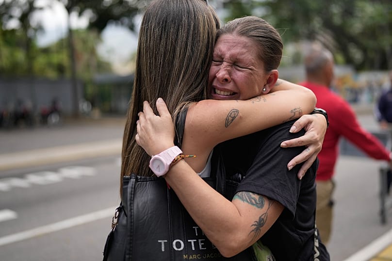 Isa Valderrama, a la derecha, llora durante una protesta que exige justicia para Carmen Navas al día siguiente de su muerte en Caracas, Venezuela, el lunes 18 de mayo de 2026.