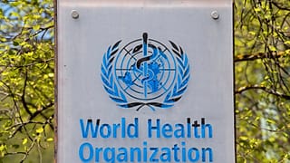 شعار ومبنى مقر منظمة الصحة العالمية ("WHO") في جنيف، سويسرا، في 15 أبريل 2020.