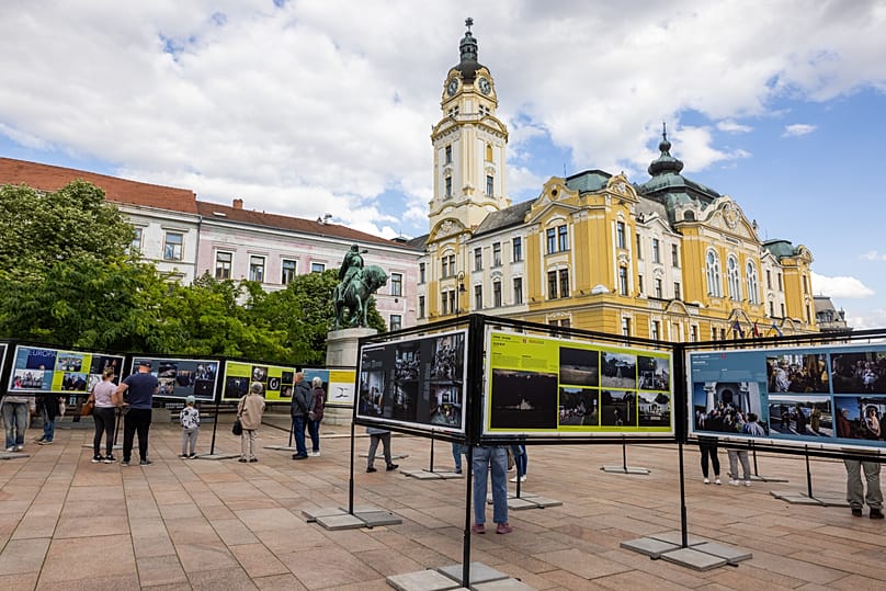A kiállítás képei a pécsi Széchenyi téren