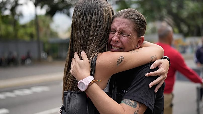 Rechts im Bild weint Isa Valderrama bei einem Protest, der am Tag nach dem Tod von Carmen Navas in Caracas, Venezuela, Gerechtigkeit für sie fordert, Montag, 18. Mai 2026.