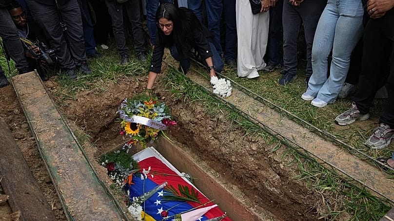 Blumen auf den Sarg von Carmen Navas, der Mutter von Víctor Hugo Quero, der nach seiner Festnahme fast ein Jahr zuvor in staatlichem Gewahrsam gestorben war, 19. Mai 2026.