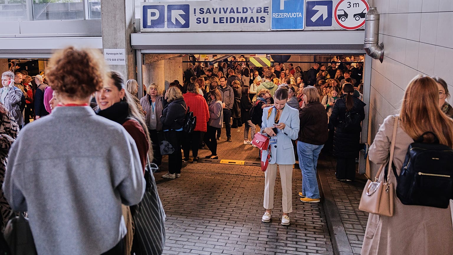 A litván lakosság pincékben és parkolókban húzta meg magát a légiriadó idejéig.