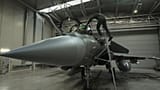 Un tripulante desciende de la cabina de un avión de combate Rafale de la fuerza aérea francesa en la base aérea de Siauliai en Lituania, el domingo 19 de abril de 2026