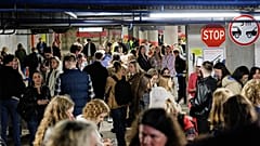 20 Mayıs 2026'da Vilnius'ta hava saldırısı alarmı sırasında insanlar yeraltı otoparkına sığınıyor.