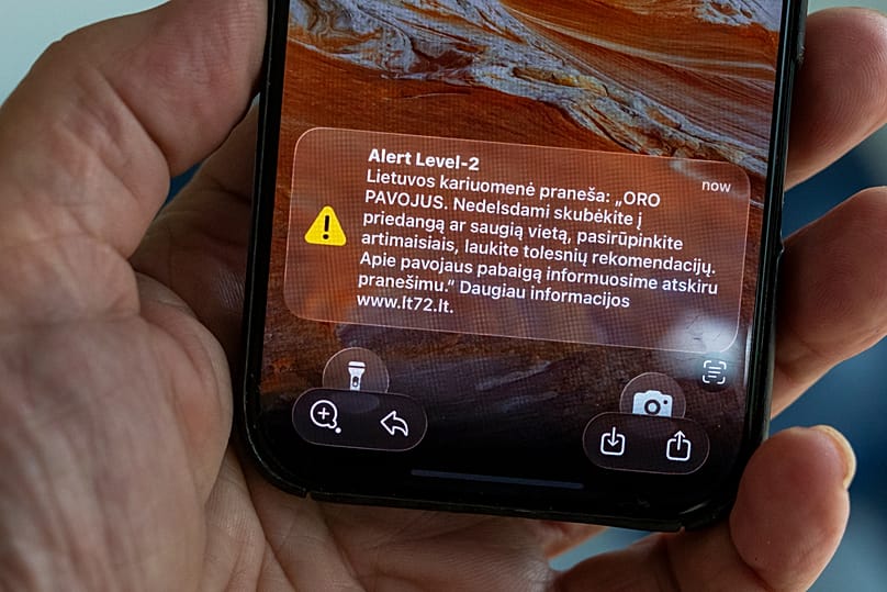 Vészhelyzeti riasztásról szóló üzenet egy telefon képernyőjén Vilniusban, 2026. május 20-án