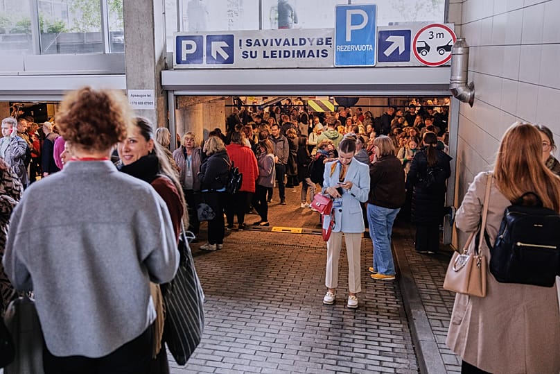 Emberek egy föld alatti parkolóban keresnek menedéket egy légiriadó idején Vilniusban, 2026. május 20-án