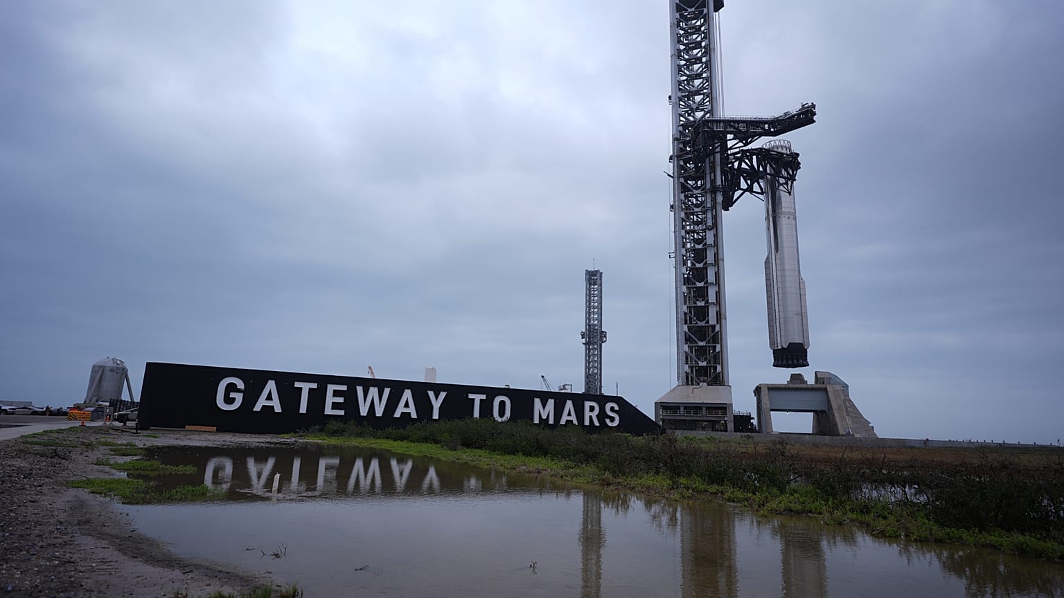 SpaceX Starship óriásrakéta gyorsítófokozatát tesztrepülésre készítik elő a texasi Starbase-ben, 2026. május 19-én