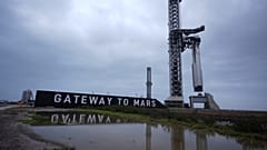 Techniker bereiten am 19. Mai 2026 in Starbase, Texas, den Booster der SpaceX-Rakete Starship für einen Testflug vor.
