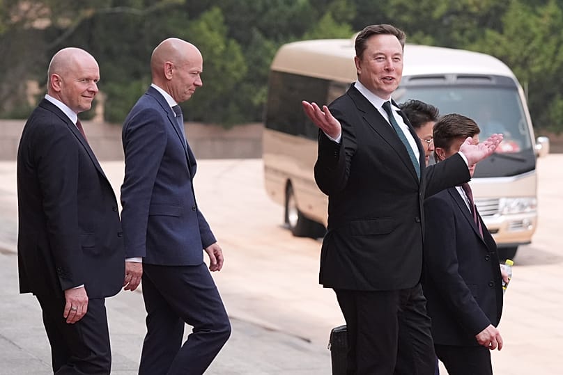 Elon Musk távozik az amerikai elnök, Donald Trump és Hszi Csin-ping kínai államfő részvételével tartott üdvözlő ceremóniáról a pekingi Népi Nagy Csarnokból, 2026. május 14-én