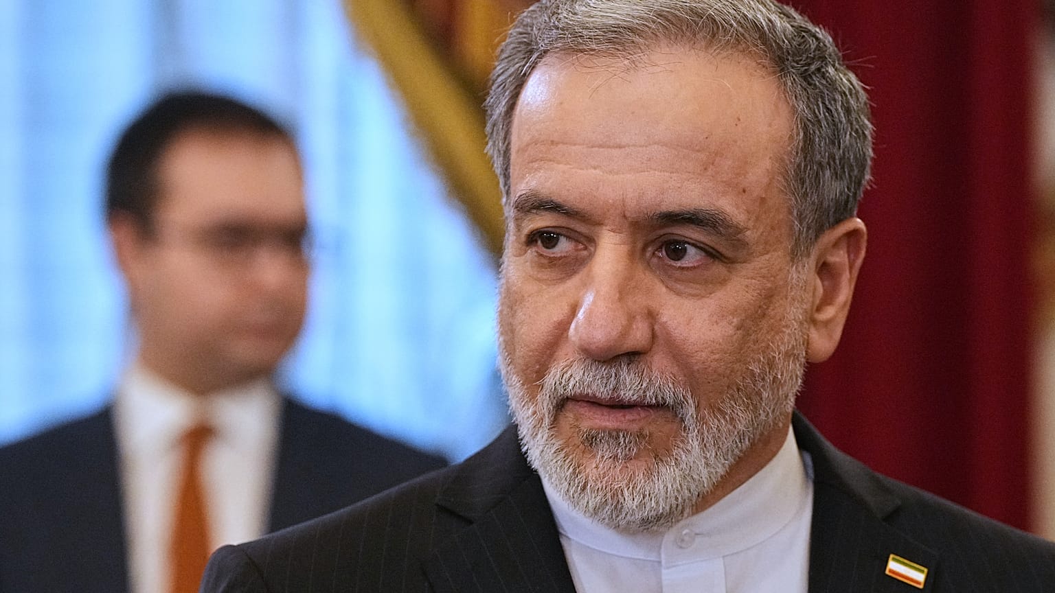 يصل وزير الخارجية الإيراني عباس عراقجي لحضور المحادثات مع الرئيس الروسي فلاديمير بوتن في مكتبة بوريس يلتسين الرئاسية في سانت بطرسبرغ، روسيا، الاثنين 27 أبريل 2026. 