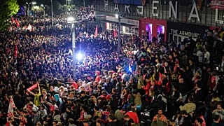 Football : célébrations à Londres après le sacre d'Arsenal en Premier League
